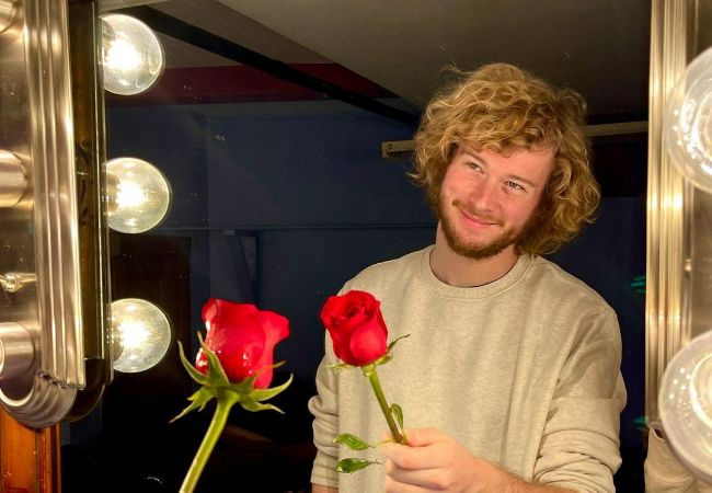 A picture of Yung Gravy in front of a mirror. 